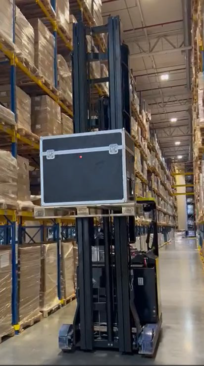 Equipamento iC3 embarcado em veículo de movimentação dentro de centro de distribuição